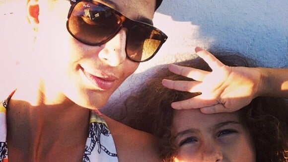 Camila Pitanga posa de turbante ao lado da filha, Antônia: 'Com ela a vida é'