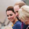 Sob olhares cuidadosos da mãe, Kate Middleton, príncipe George Alexander Louis esbanja fofura