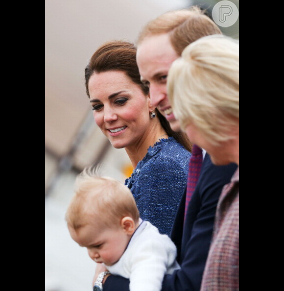 Sob olhares cuidadosos da mãe, Kate Middleton, príncipe George Alexander Louis esbanja fofura