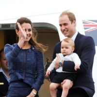 Príncipe George aparece estiloso no colo do pai em viagem para Austrália
