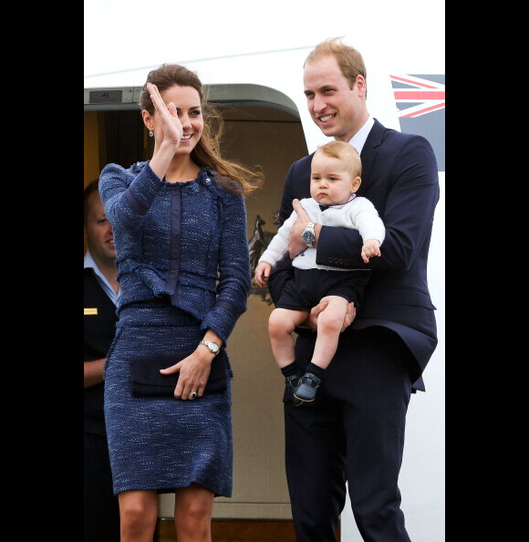 A caminho da Austrália, príncipe George aparece estiloso no colo do pai,  príncipe William
