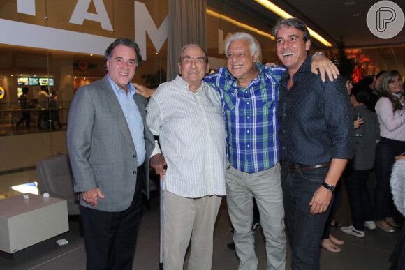 Tony Ramos, Elias Gleizer, Antonio Fagundes e Alexandre Borges posam para foto na pré-estreia de 'Getúlio'