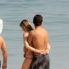 Pedro Scooby, marido de Luana Piovani, namora a atriz em dia de praia no Rio