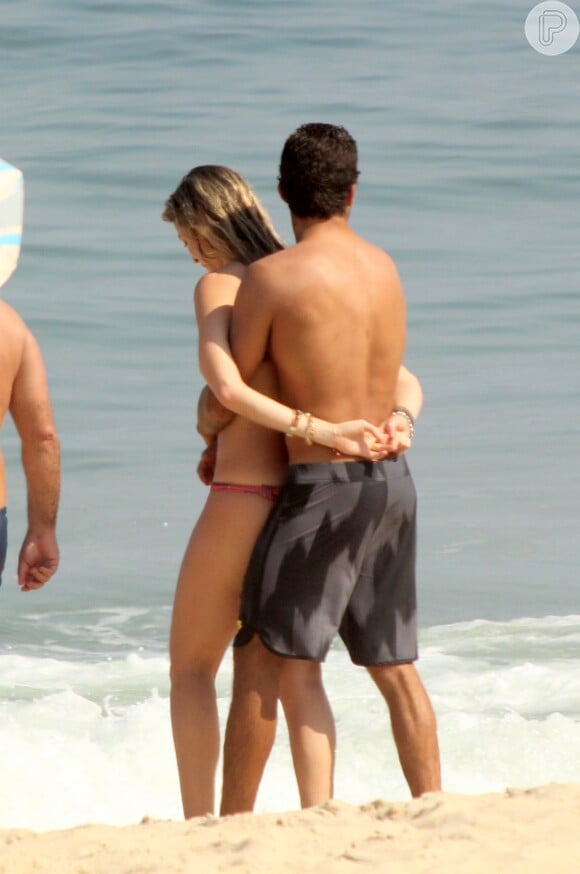 Pedro Scooby, marido de Luana Piovani, namora a atriz em dia de praia no Rio