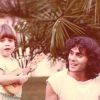 Gabriel Sater com o pai, Almir, na infância: 'Mesmo que eu quisesse imitá-lo, nunca seria ele'