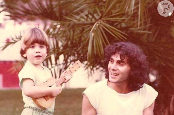 Gabriel Sater com o pai, Almir, na infância: 'Mesmo que eu quisesse imitá-lo, nunca seria ele'