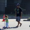Pedro Scooby brinca com o filho, Dom, de 2 anos, no Rio de Janeiro (18 de abril de 2014)