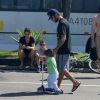 Pedro Scooby brinca com o filho, Dom, de 2 anos, no Rio de Janeiro (18 de abril de 2014)