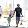 Pedro Scooby caminha com o filho, Dom, de 2 anos