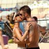 Fernanda Lima Rodrigo Hilbert curtem sábado na praia com os gêmeos, João e Francisco, e trocam beijos 19 de abril de 2014