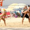 Fernanda Lima Rodrigo Hilbert curtem sábado na praia jogando vôlei
