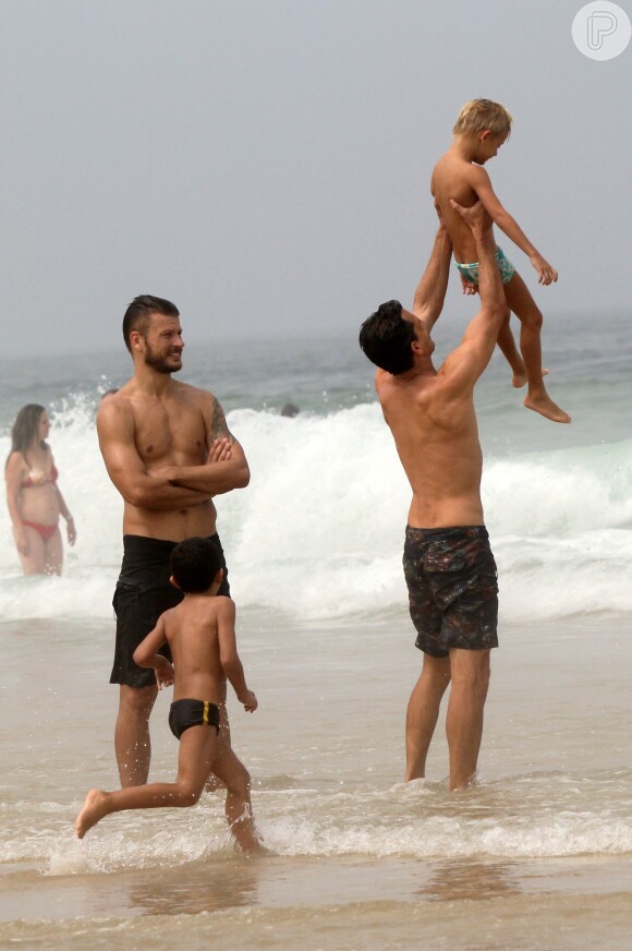 Rodrigo Hilbert observa o filho se divertindo