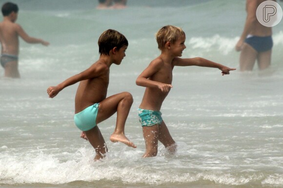 João e Francisco adoram uma praia e sempre acompanham os dois aos finais de semana