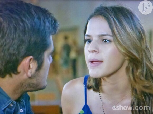 Após beijo em Laerte (Gabriel Braga Nunes), Luiza (Bruna Marquezine) termina seu namoro com André (Bruno Gissoni), na novela 'Em Família'