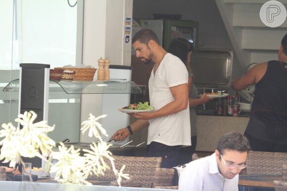 Cauã Reymond mudou hábitos para fazer André em 'O Caçador', mas não abriu mão da alimentação saudável; ator investe em salala para manter boa forma