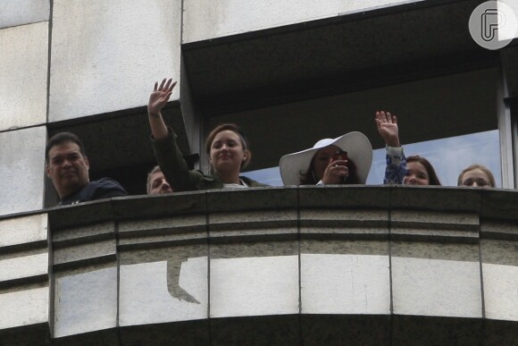Demi Lovato acena e manda beijos para fãs da sacada do hotel em São Paulo 21 de abril de 2014