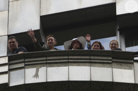 Demi Lovato, sua mãe Dianna La Garza e a irmão Madison acenam da sacada do hotel Intercontinental, em São Paulo