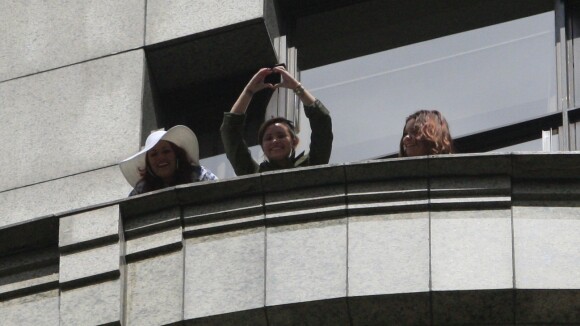 Demi Lovato acena e manda beijos para fãs da sacada do hotel em São Paulo