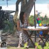 Vanessa Gervelli grava cena de 'Em Família' sentada na orla da praia