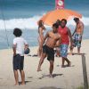 Marcello Melo Jr. joga bola na praia durante gravação de 'Em Família'