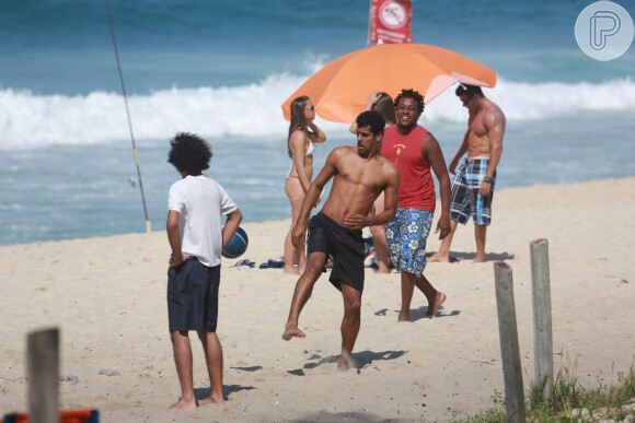 Marcello Melo Jr. joga bola na praia durante gravação de 'Em Família'