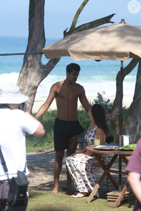 Vanessa Gervelli e Marcello Melo Jr. gravam cenas de 'Em Família', na praia do Recreio dos Bandeirantes, na Zona Oeste do Rio de Janeiro, em 22 de abril de 2014