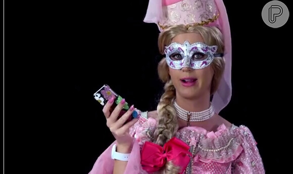 Na pele de Mandee, a princesa fútil, Katy Perry não larga o celular