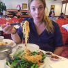 Drew Barrymore compartilha foto em que aparece feliz com um prato de comida chinesa, um dos seus últimos desejos de grávida