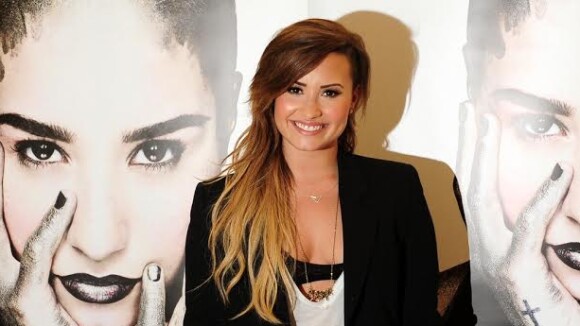 Demi Lovato lança CD antes de show no Brasil e conta desejo: 'Ir à praia'
