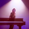 Demi Lovato toca piano no show da 'The Neon Lights Tour'