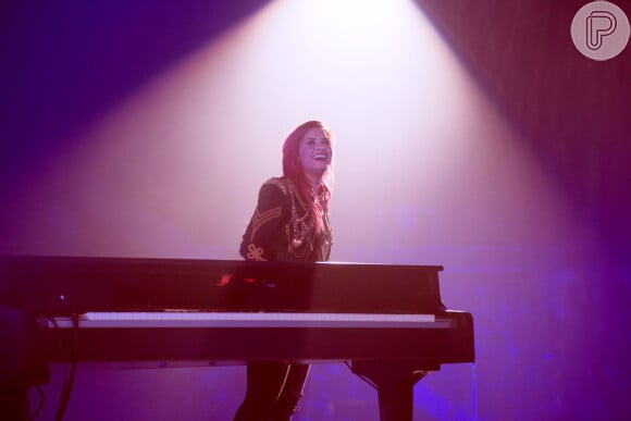 Demi Lovato toca piano no show da 'The Neon Lights Tour'