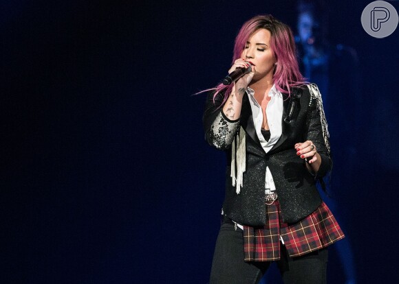 Demi Lovato naõ troca de roupa durante a 'The Neon Lights'. O setlist do show reúne sucessos de toda a sua carreira