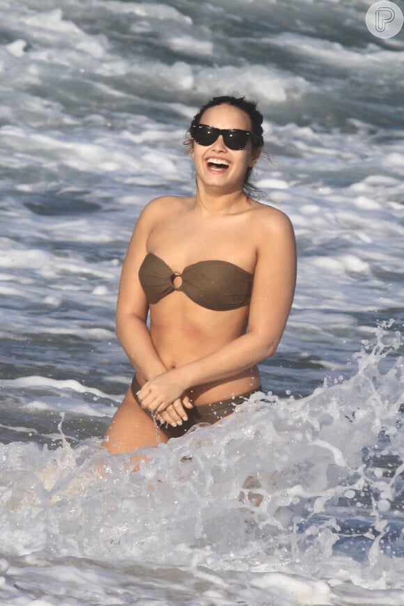 Demi Lovato se divertiu em uma praia do Rio de Janeiro em 2012, durante uma folga na série de shows que ela fez no país