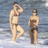 Demi Lovato curtiu a praia do Rio acompanhada por uma amiga