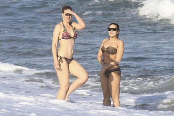 Demi Lovato curtiu a praia do Rio acompanhada por uma amiga