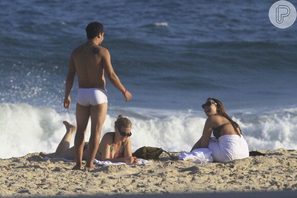 Demi Lovato conheceu um rapaz no seu dia de folga em uma praia do Rio de Janeiro