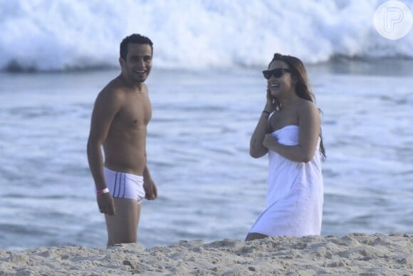 Demi Lovato ficou algum tempo conversando com o rapaz e até trocou contato com ele durante um dia de praia no Rio de Janeiro