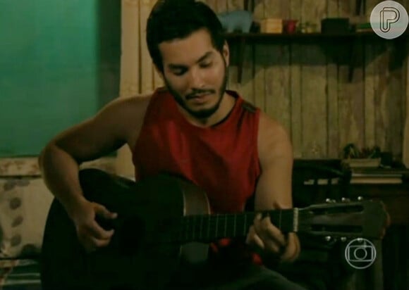 Matias (Begê Muniz) toca violão para Sandra (Karen Coelho) e os dois se beijam, em 'Além do Horizonte'