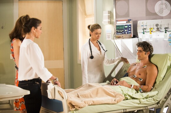 Silvia (Bianca Rinaldi) tenta tranquilizar Clara (Giovanna Antonelli) e Cadu (Reynaldo Gianecchini) antes do transplante, na novela 'Em Família'