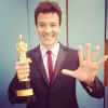 Rodrigo Faro recebe o prêmio de Melhor Apresentador no Troféu Imprensa