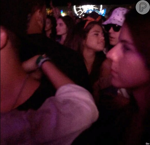 Selena Gomez e Justin Bieber foram flagrados trocando carinhos durante o festival Coachella, em Los Angeles