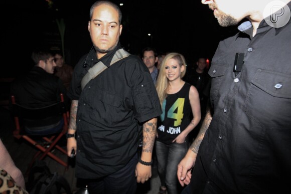 Avril Lavigne chega sorridente ao restaurante
