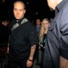 Avril Lavigne sai para jantar em restaurante cercada de seguranças