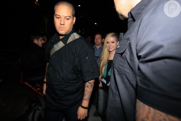 Avril Lavigne sai para jantar em restaurante cercada de seguranças