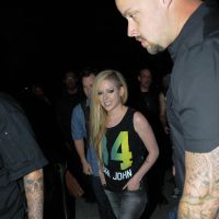 Cercada de seguranças, Avril Lavigne sai para jantar em São Paulo após show