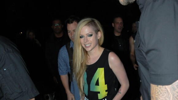 Cercada de seguranças, Avril Lavigne sai para jantar em São Paulo após show