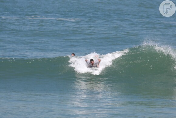Letícia Bastos é companhia constante de Juliano Cazarré nos esportes ao ar livre, inclusive no surfe