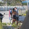 Juliano Cazarré surfou na praia da Macumba, na Zona Oeste do Rio, na tarde desta quarta-feira, 30 de abril de 2014. O ator teve a companhia de sua mulher, a bióloga Letícia Bastos, com quem trocou beijos apaixonados