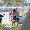 Juliano Cazarré surfou na praia da Macumba, na Zona Oeste do Rio, na tarde desta quarta-feira, 30 de abril de 2014. O ator teve a companhia de sua mulher, a bióloga Letícia Bastos, com quem trocou beijos apaixonados