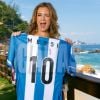 Adriana Esteves posou para a revista 'Caras' segurando a camisa de Lionel Messi